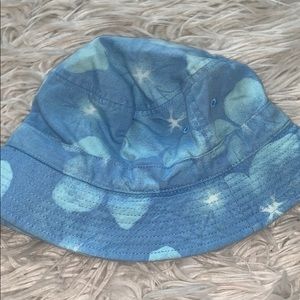 blue bucket hat!!